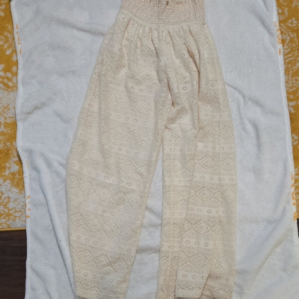 ✨4 Items For $20✨ Xhilaration Cream Pants, Lace Overlay Over Shorts